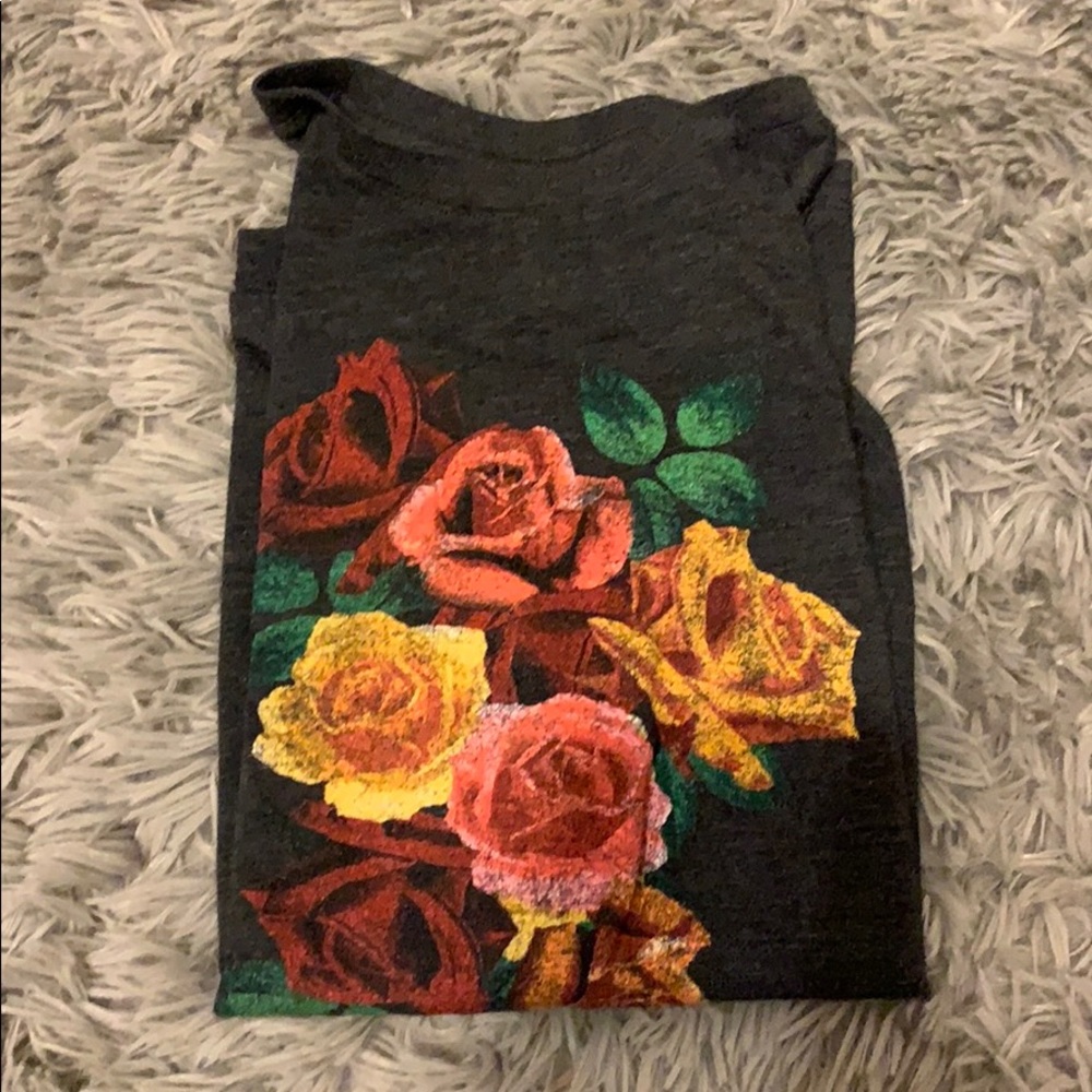 gray flowered tshirt